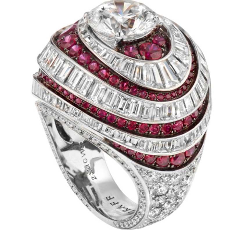 اسوارة فاخرة من الماس واللؤلؤ والياقوت الازرق