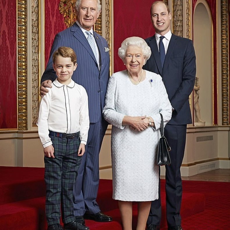 ملكة بريطانيا مع نجلها وحفيدها ونجله