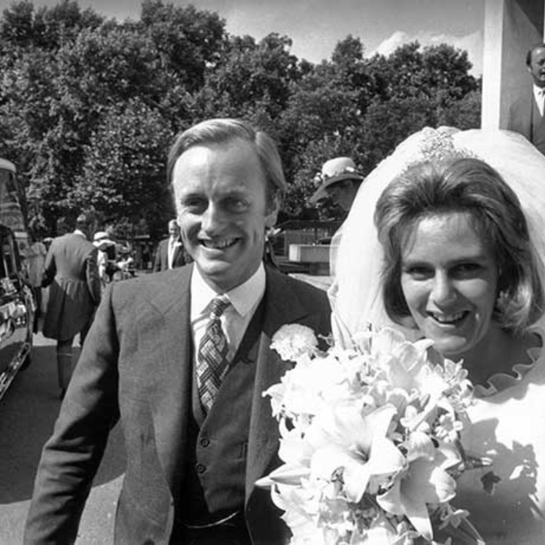 كاميلا في حفل زفافها الاول أطلت بتاج مرصع ورثته من جدتها