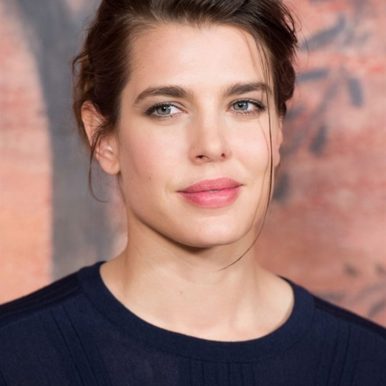 بساطة المكياج وتسريحات الشعر تظهر جمال ملامح Charlotte Casiraghi