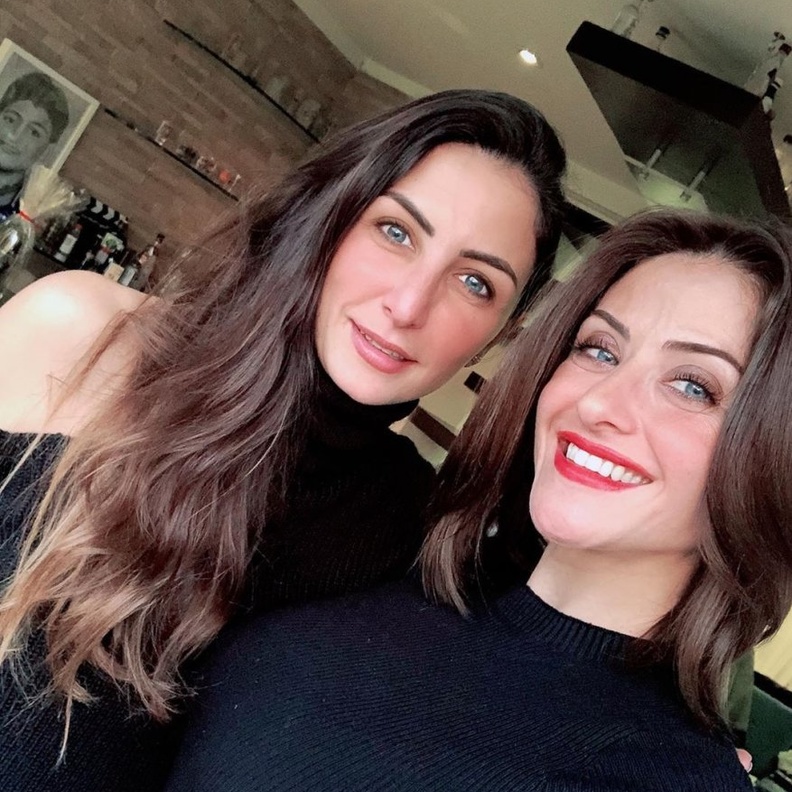 هيدي كرم وشقيقتها 