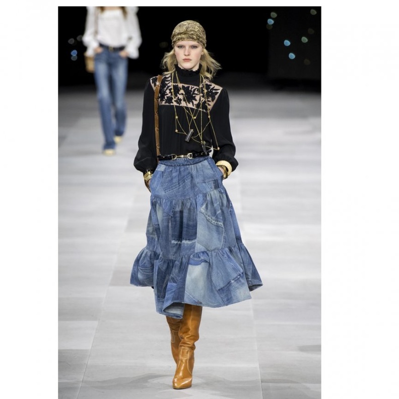 لإطلالة بوهيمية أنيقة تألقي بالتنورة الميدي المزيّنة بالكشاكش من Celine