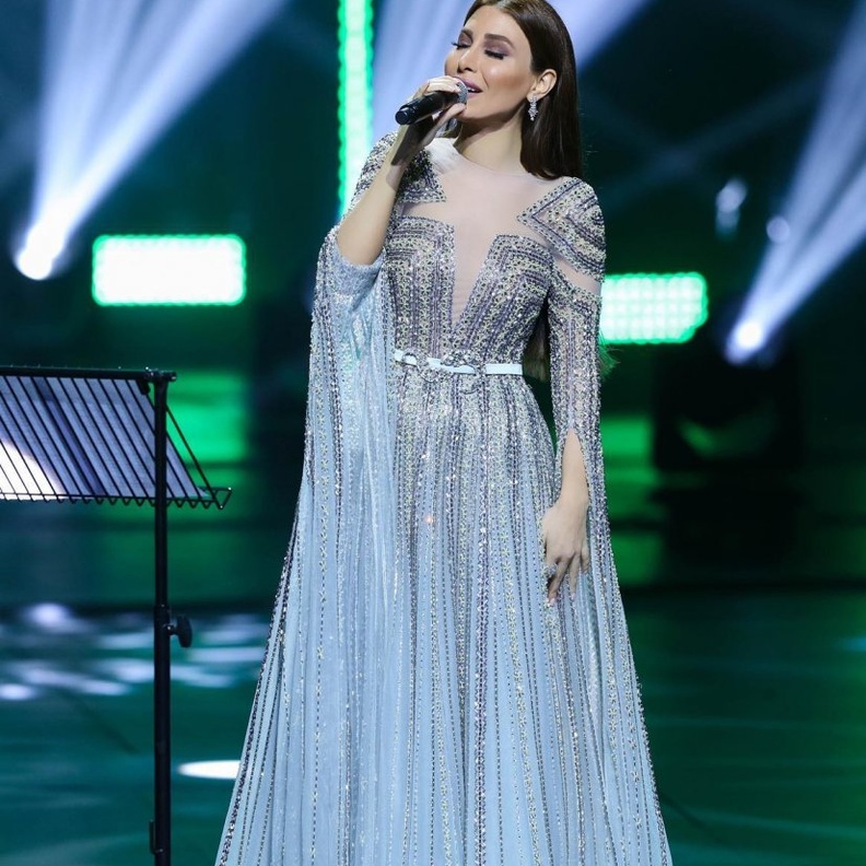 أناقة النجمة يارا في اطلالتها الاخيرة بفستان سهرة باللون الفضي البراق من دار La Bourjoisie