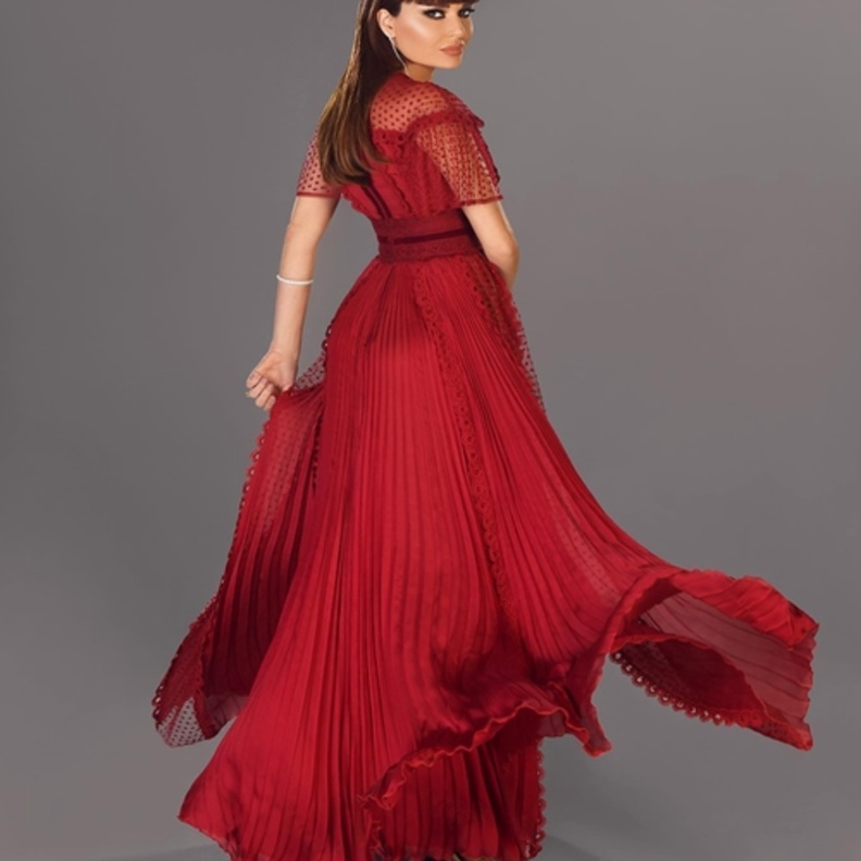 موديلات فساتين محتشمة باللون الأحمر مستوحاة من اطلالات سيرين عبد النور