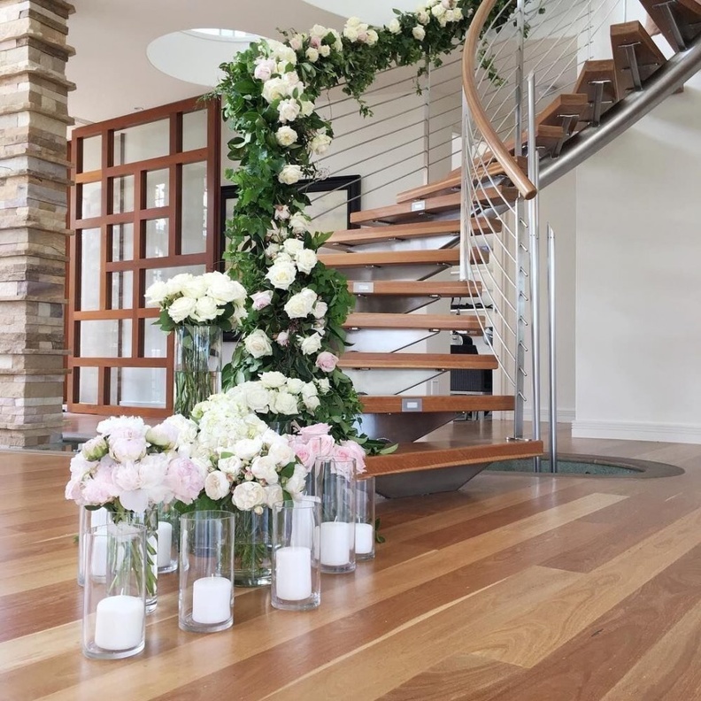  الشموع و الزهور في تزيين درج المنزل للعروسين