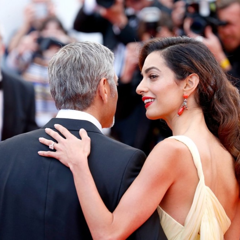 خاتم خطوبة امل كلوني بماسة ضخمة زمردية الشكل