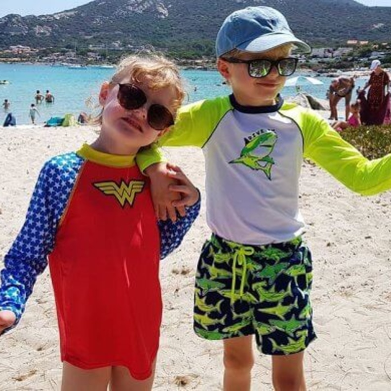  الأميرة تشارلين تنشر صورة جديدة لطفليها التوأم من العطلة الصيفية