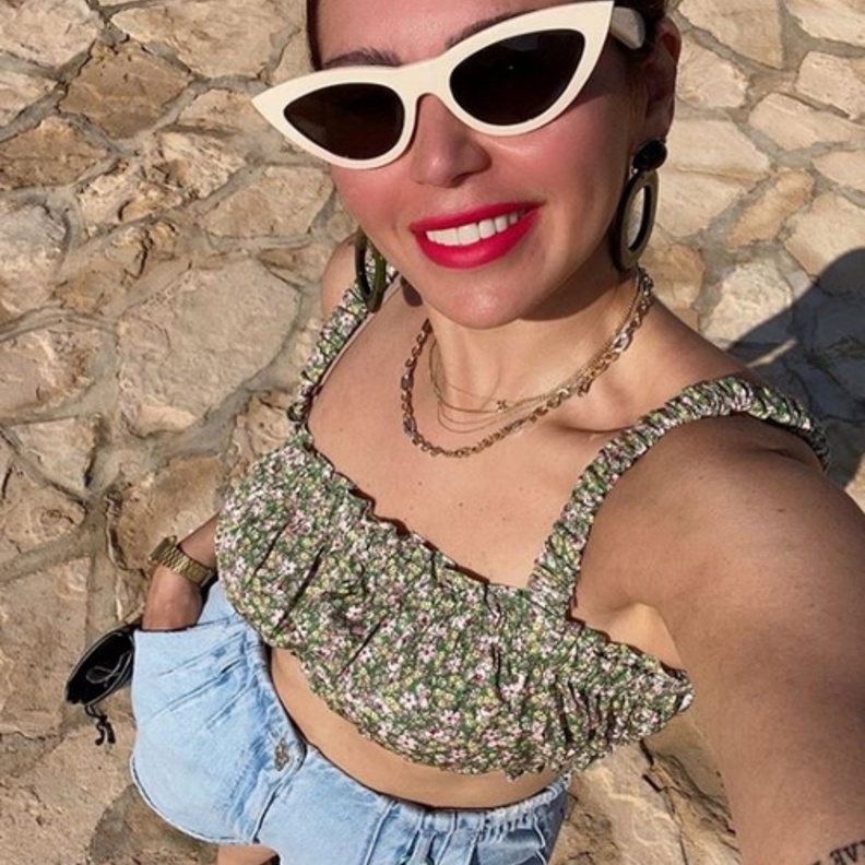 أطلّت بشورت بلون فاتح نسّقت معها كروب توب بنقشة الورود