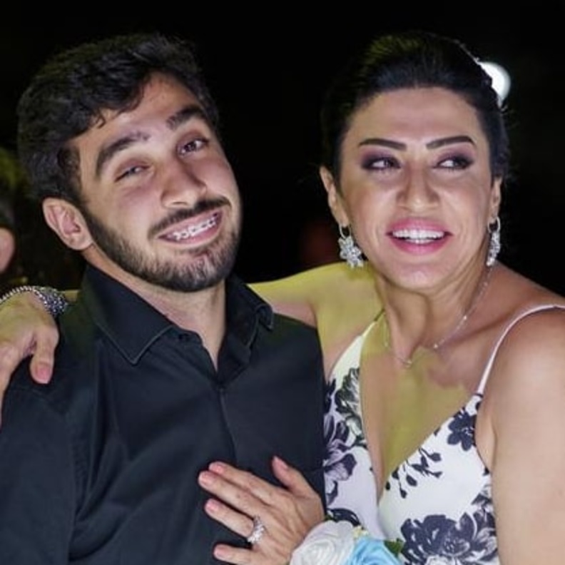 الفنانة وفاء صادق ونجلها