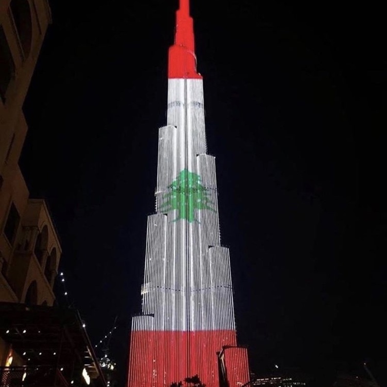 برج خليفة يضيء بعلم لبنان تعاطفا مع أهله بعد الانفجار الرهيب في مرفأ بيروت
