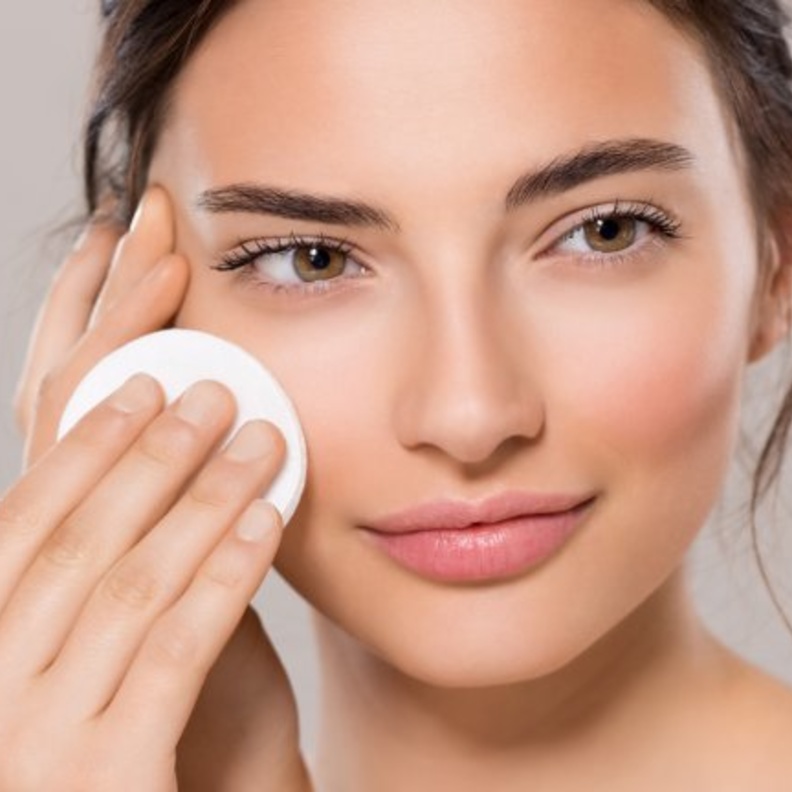 استخدمي التونر كأساس قبل ترطيب البشرة