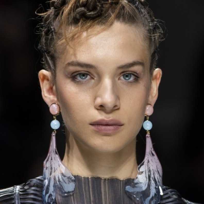 لفتتنا تسريحات شعر Giorgio Armani الغريبة