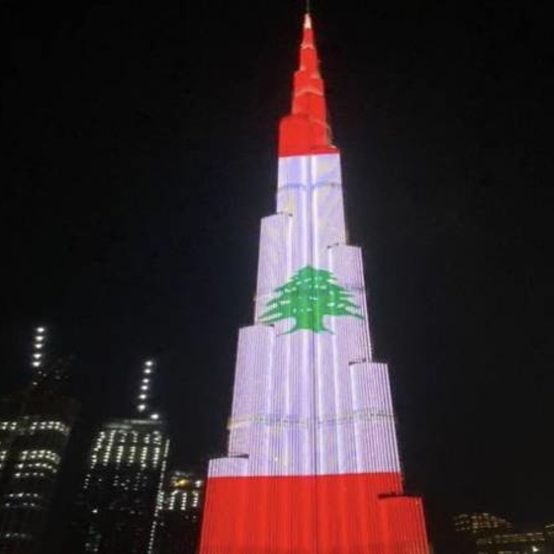 برج خليفة يضيء بعلم لبنان بعد انفجار بيروت
