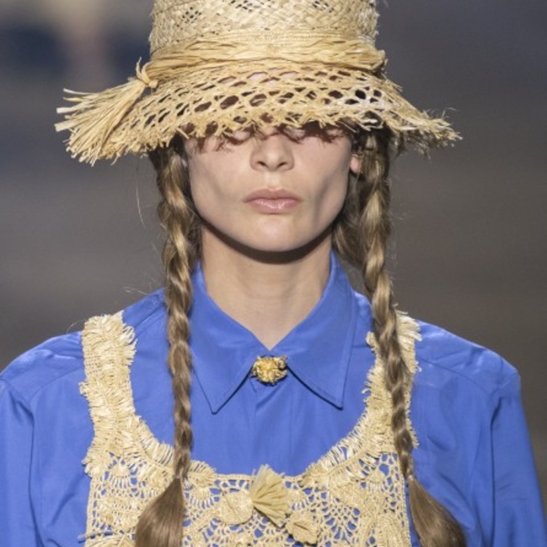 تسريحات شعر لقبعات الرأس  من Dior 