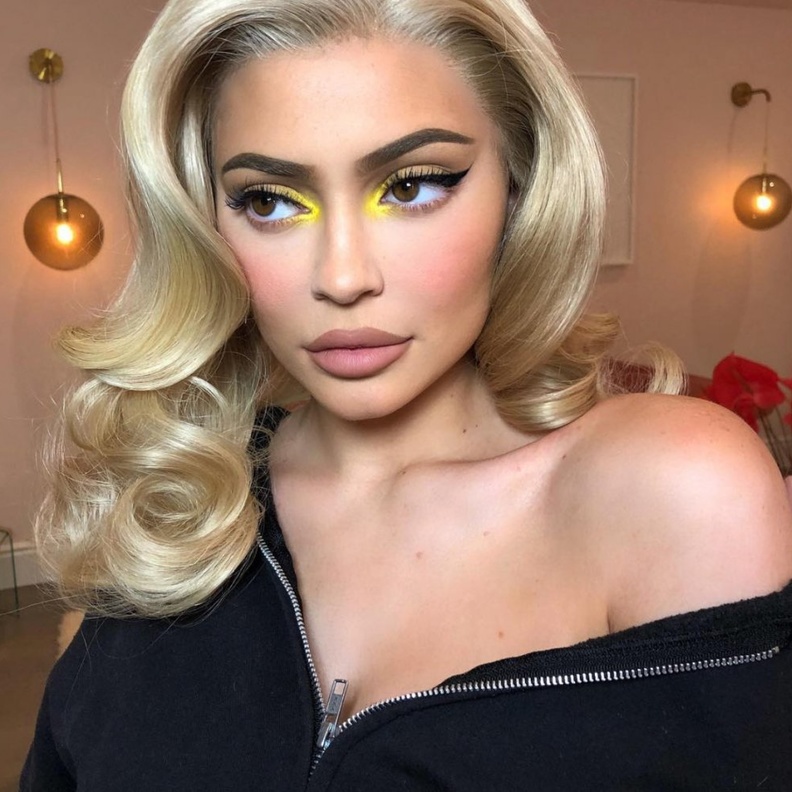 مكياج ملون من وحي كايلي جينر 