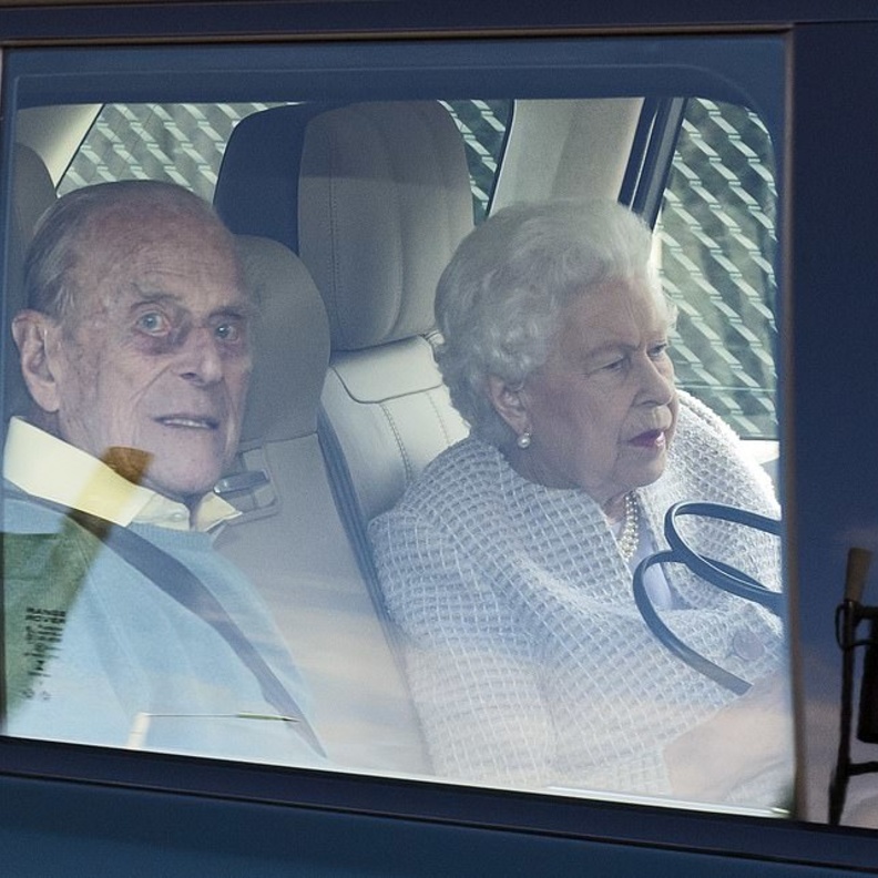 إطلالة ملكة بريطانيا بالأزرق الترابي