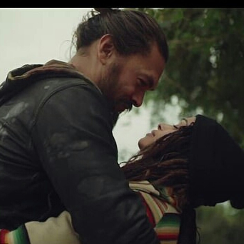 جايسون موموا يفاجئ زوجته بهدية " لا تُنسَى"