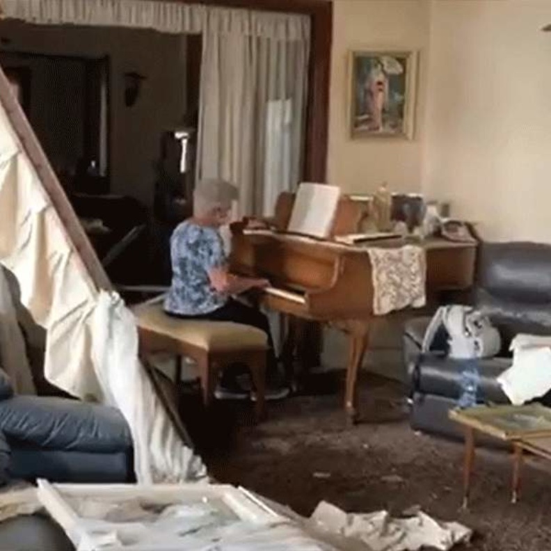 سيدة مسنة تعزف على البيانو