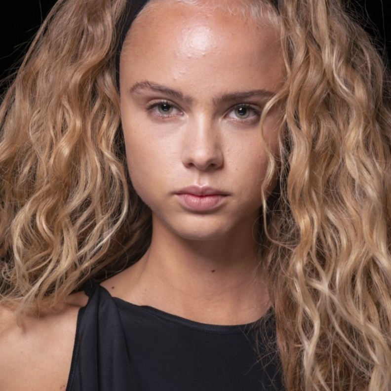 تسريحة شعر مموجة مرحة بأسلوب Rag & Bone