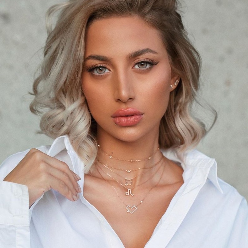 اعتمدت موديل روز مؤخراً تسريحة شعر الكاريه البلاتينية