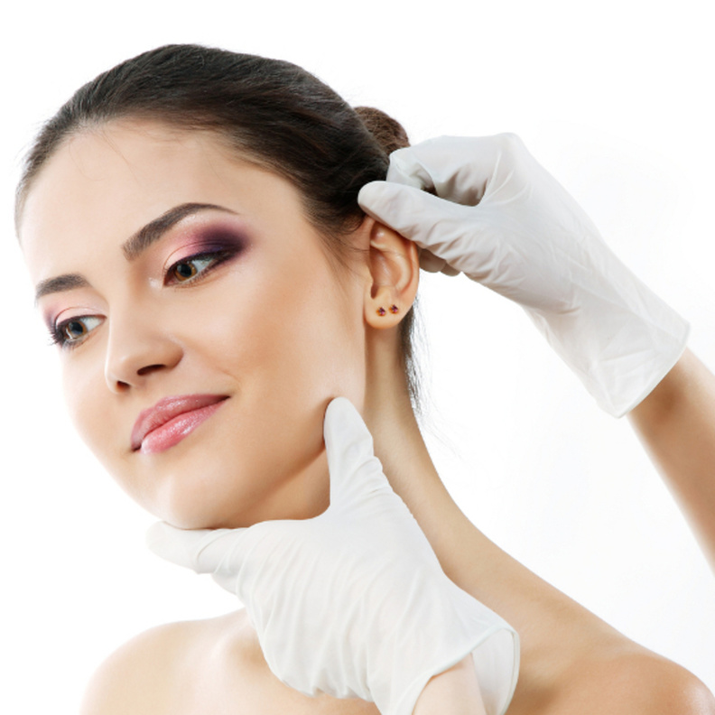 كيف تتم عملية إعادة تشكيل الأذنين وأهم أضرارها