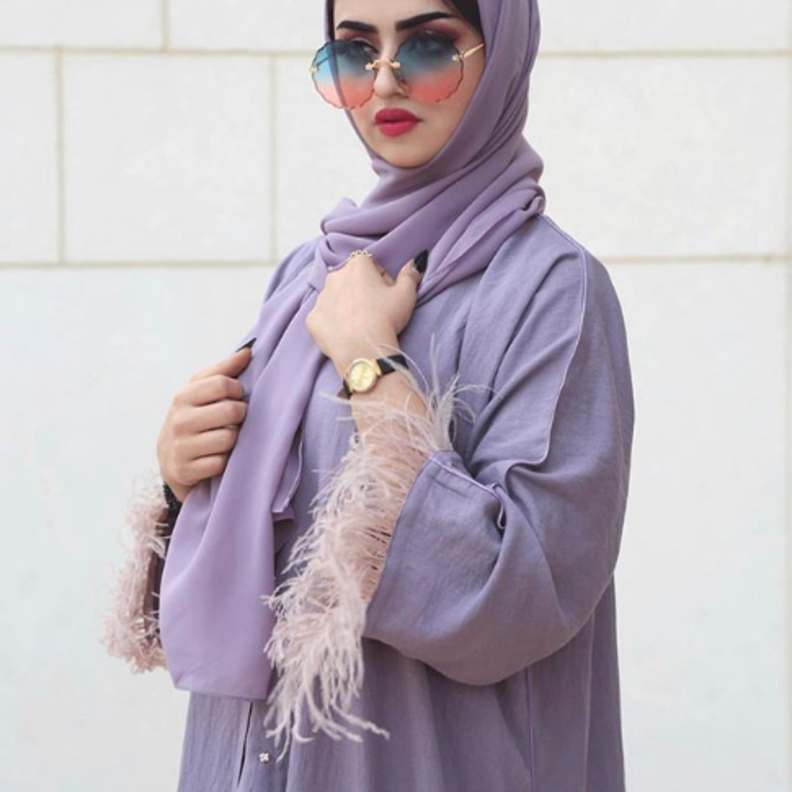 موديلات عبايات خليجية باللون البنفسجي مع لمسات من الريش الرائج على الأكمام