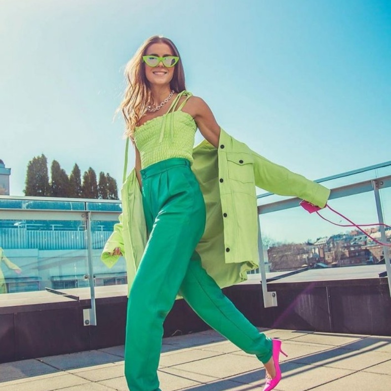 المصممة CYNTHIA ROWLEY نسقت الفستان الطويل مع المعطف باللون الزهري