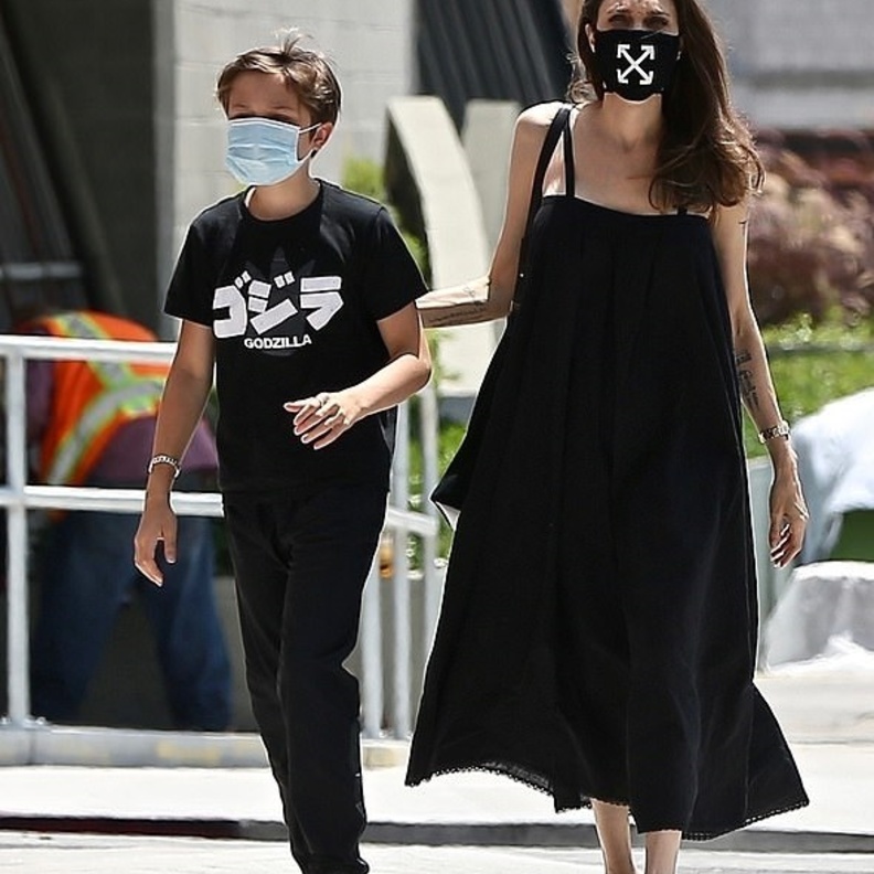  اطلالات انجلينا جولي بموضة الفستان الاسود الواسع