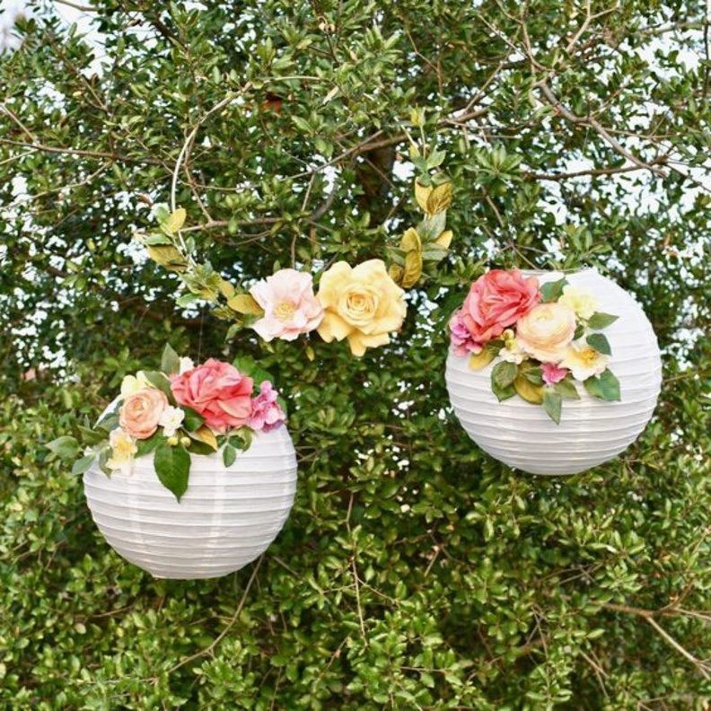 افكار لزينة الاشجار بالمصابيح الورقية