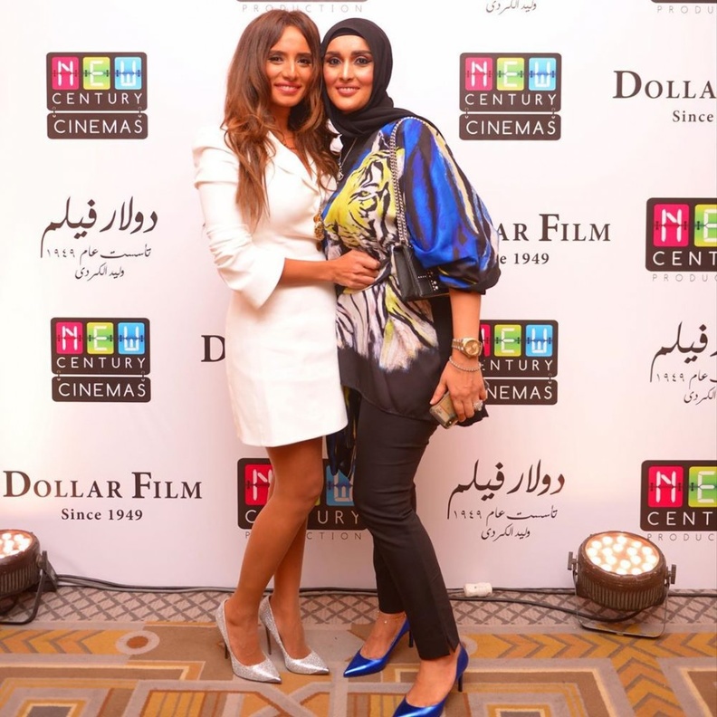 الفنانة زينة وشقيقتها