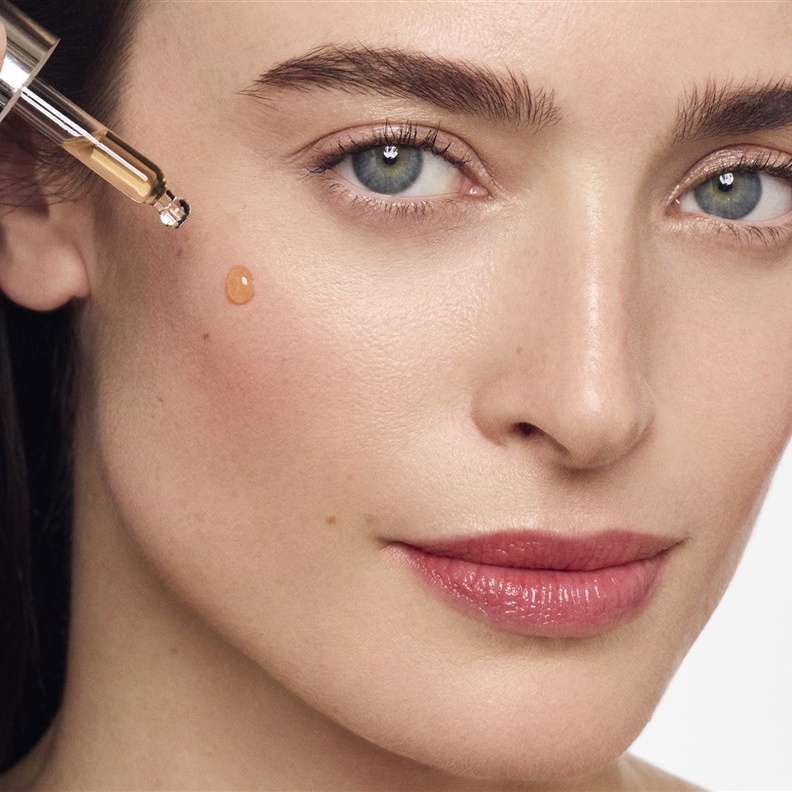 احصلي على بشرة نضرة من خلال استعمالك لسيروم الوجه