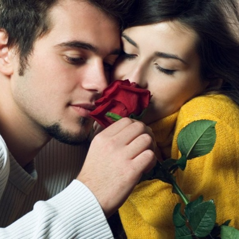  اللمسة الرومانسية تساعده على التخلص من توتره كثيرا