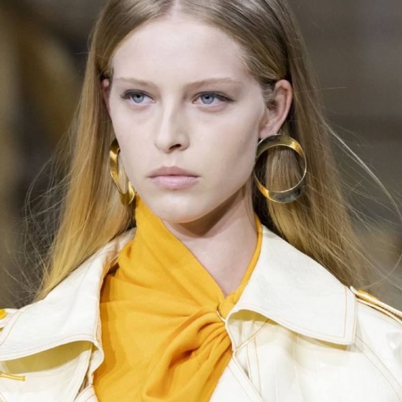 كيفية تنسيق اكسسوارات الاقراط الدائرية والعريضة من Sies Marjan