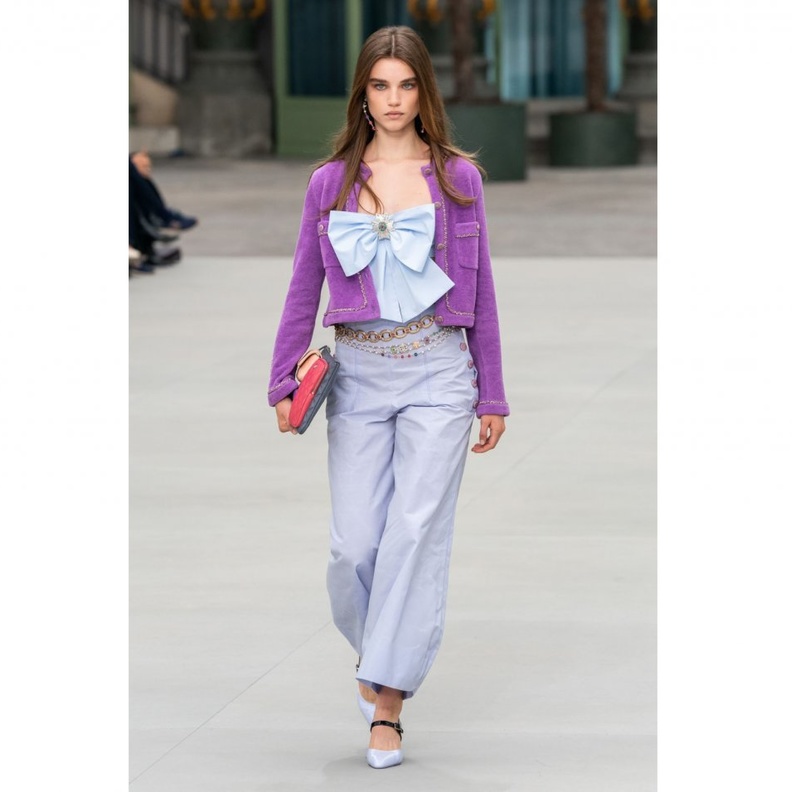  بناطيل لقصيرات القامة بالوان بنفسجية فاتحة من دار Chanel