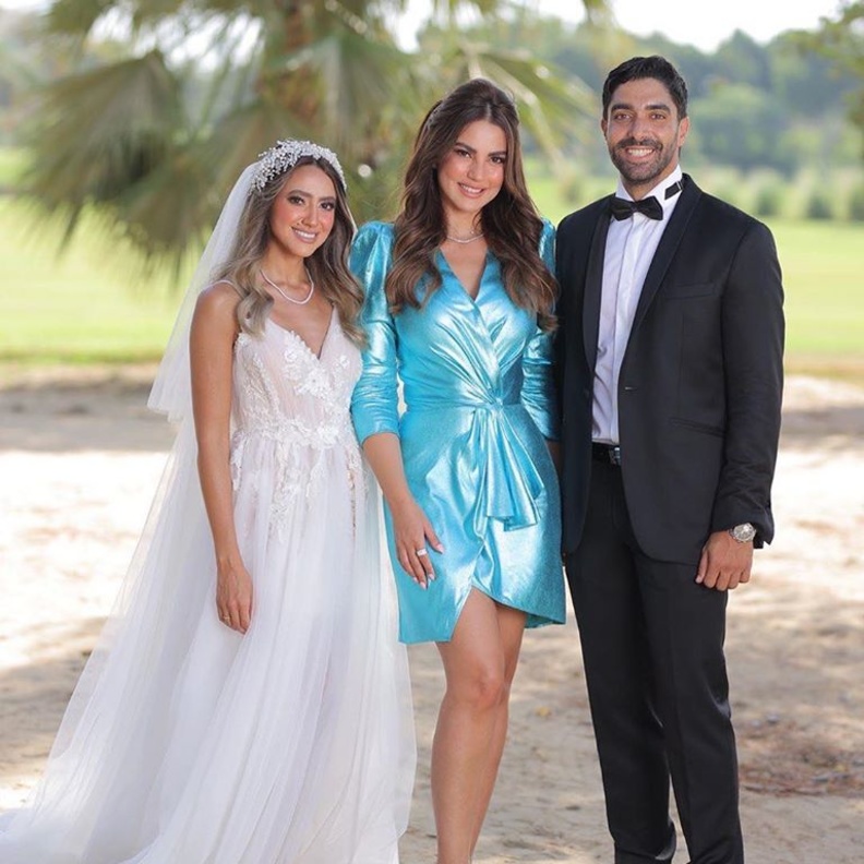 تألقت النجمة درة بفستان قصير باللون الأزرق الميتاليكي