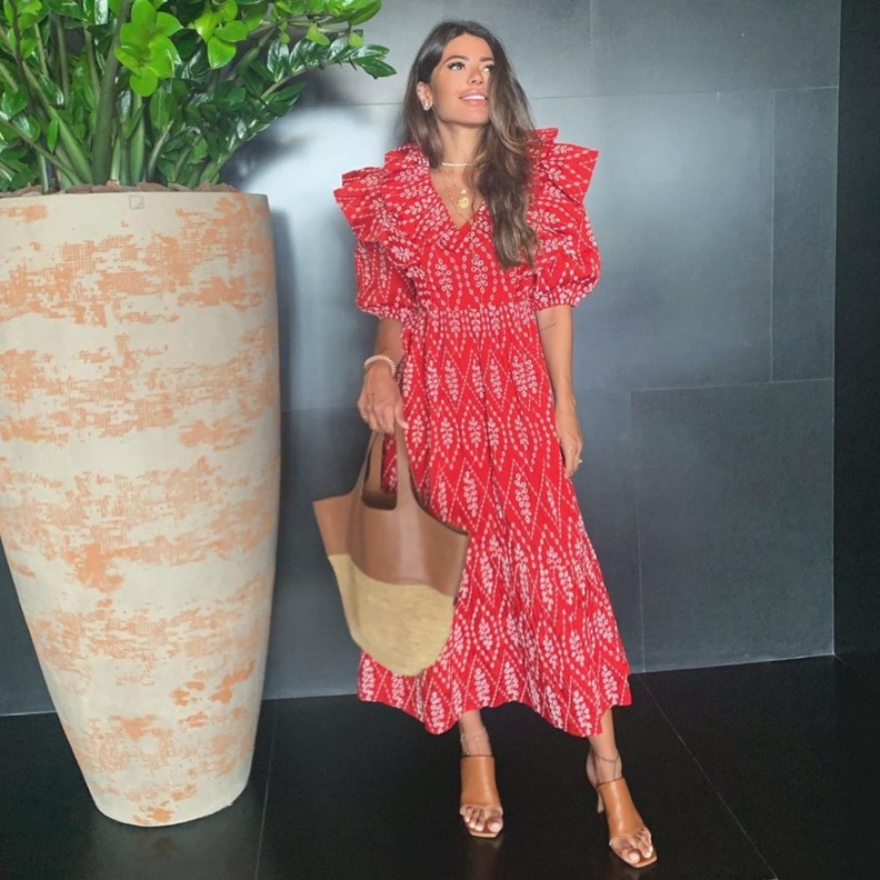 تنسيق فساتين صيفية ذات قصات اكتاف بارزة على الموضة