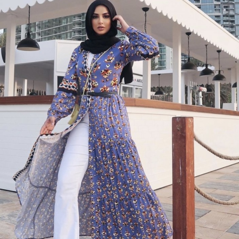  لوك صيفي ذو طابع بوهيمي في البنطلون الأبيض نسقته سهى