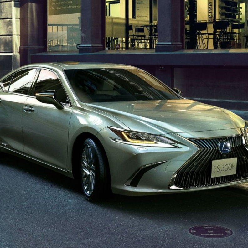  لكزس تستعرض مهارات سيارتها ES موديل 2021