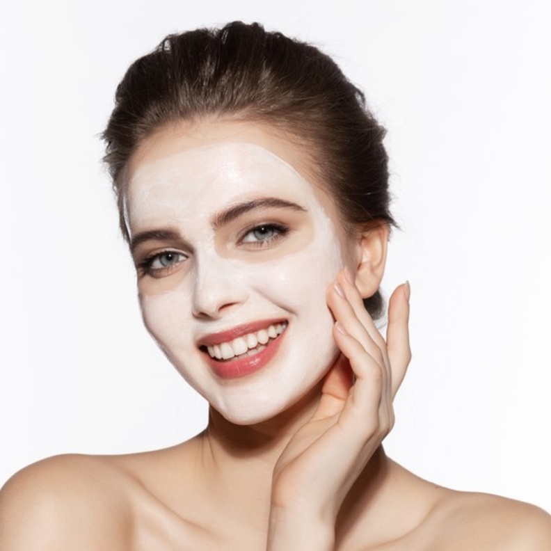  ماسك دقيق الحمص وماء الورد لبشرة مشرقة في الصيف