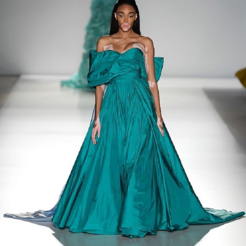 فساتين خطوبة باللون الاخضر من رالف أند روسو