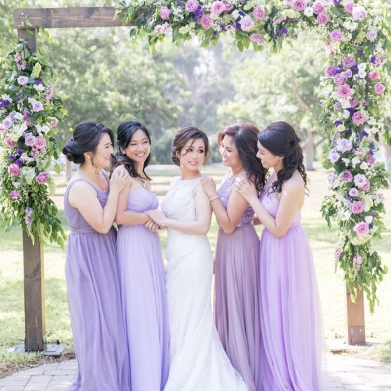 اطلالة العروس و شقيقاتها و اصدقائها باللون البنفسجي الفاتح