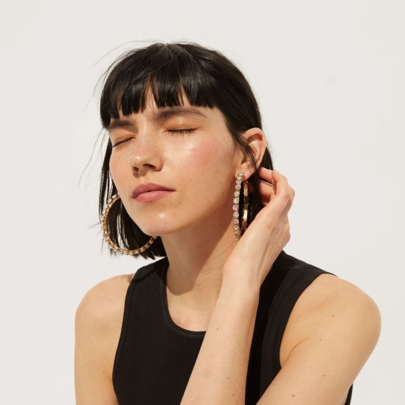  اطلالة الصيف مشرقة مع أقراط hoop