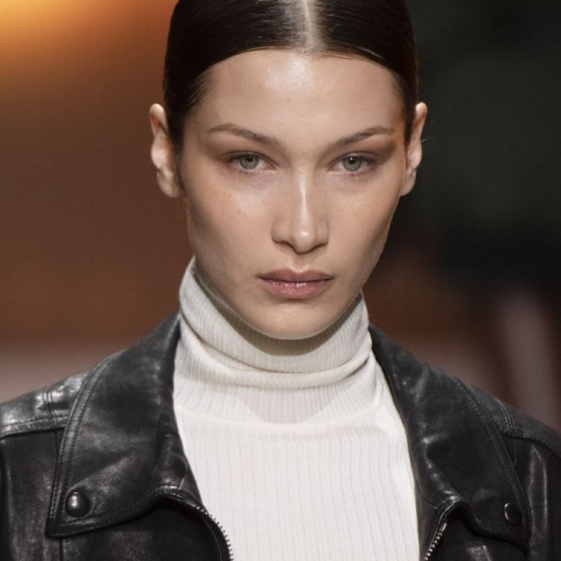 تسريحات شعر طبيعية بفرق وسطي لاطلالتك في خريف 2020 من Tod s