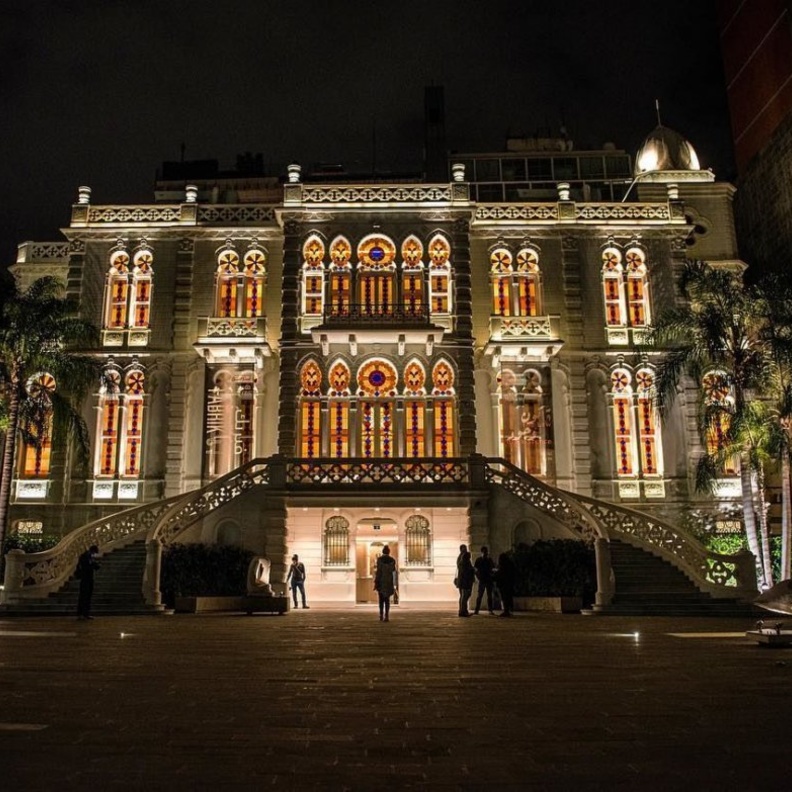 الإنارة تبرز جمال متحف سرسق في الليل