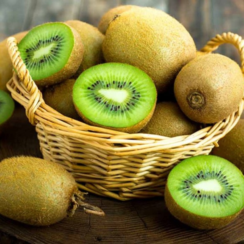 فوائد الكيوي الصحية في علاج السكر وعسر الهضم وكيفية استخدامه