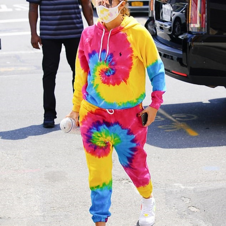 اطلالات جينيفر لوبيز بملابسها الرياضية الملونة مع القناع المنقوش