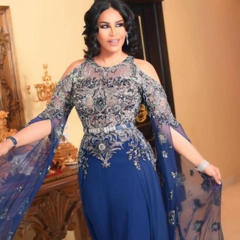 موديلات فساتين خطوبة باللون النيلي من وحي النجمات 2020