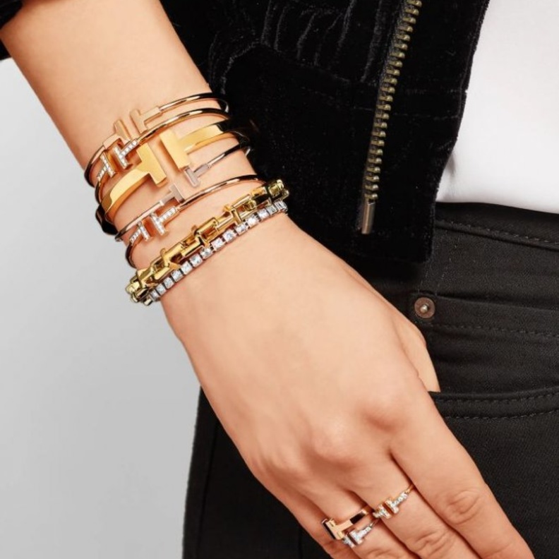 تكديس الأساور المفتوحة لاطلالة أنيقة ومشرقة