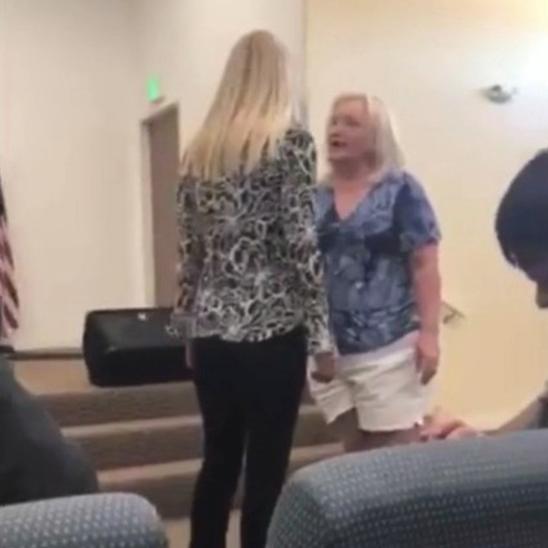 سيدة تدخلت تطلب من والدة العريس مغادرة حفل الزفاف