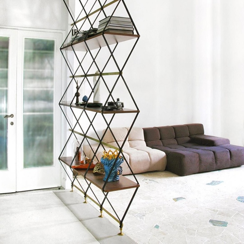 تصميم مكتبة معدنية تشكل فاصل بين غرفتين